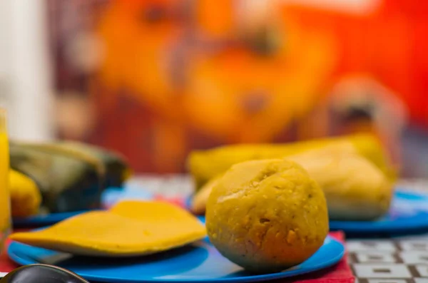 Un petit déjeuner énergique contient du jus d'orange, de l'empanada et du bolon servis sur une assiette bleue, concept alimentaire andin traditionnel — Photo