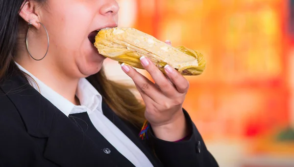 Ursnygg kvinna äta en läcker humita, traditionella andinska matkoncept — Stockfoto