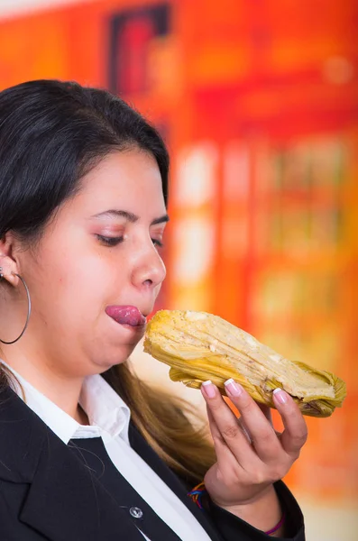 Prachtige mooie vrouw gaat om te eten een heerlijke humita met in zijn hand, traditionele Andes voedsel concept — Stockfoto