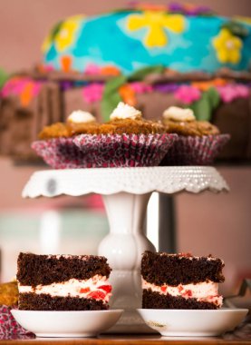 Lezzetli çikolatalı kek parçaları küçük tabaklar, pasta kavramı üzerinde oturan doldurma krema ile