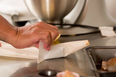 Biraz tereyağı krema içinde boru çantayla manipüle ekmek adam