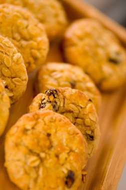 Fırından yeni çıkmış çikolatalı kurabiye tepsisi raf üzerinde