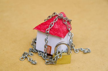 Asma kilit, ipotek ve rehine konseptiyle zincirleri evde kilitli
