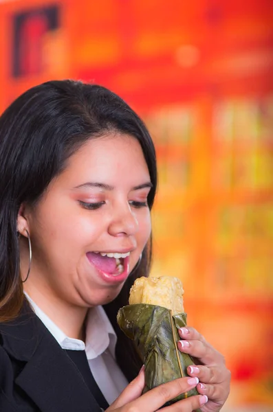 Splendida donna mangiare un quimbolito, concetto di cibo tradizionale andino — Foto Stock