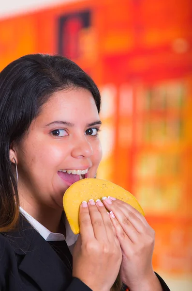 Splendida donna mangiare una tortilla, concetto di cibo tradizionale andino — Foto Stock