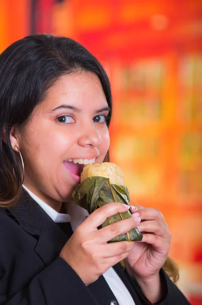 Wunderschöne Frau isst ein quimbolito, traditionelles Konzept der andinen Küche — Stockfoto