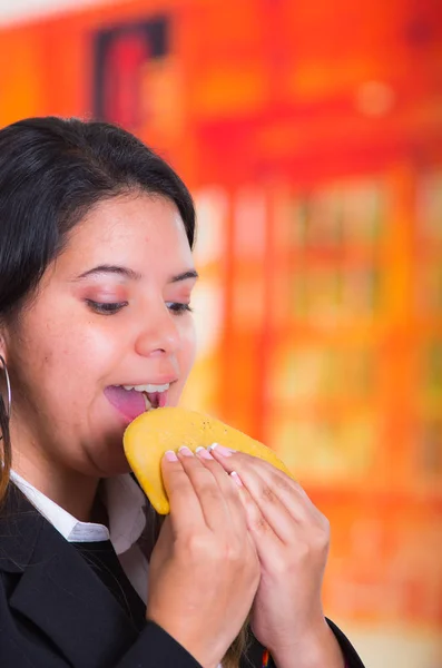 Piękna kobieta jedzenie tortilla, tradycyjnej koncepcji kuchni Andyjskiej — Zdjęcie stockowe