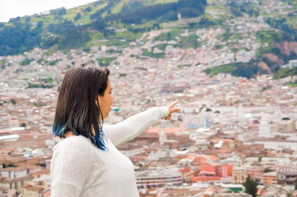 Carino giovane ragazza guardando una bella città urbana — Foto Stock