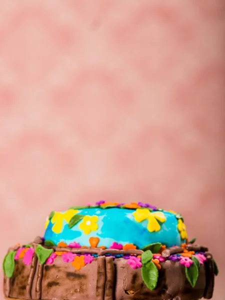 Sabroso pastel con hermosas decoraciones de colores sentados en la mesa, fondo de pantalla piank, concepto de pastelería —  Fotos de Stock