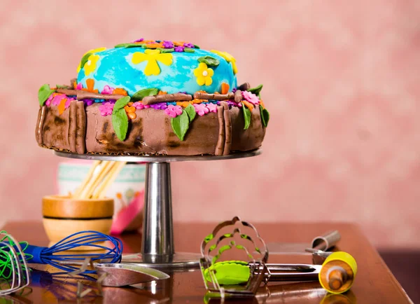 Вкусный торт с красивыми красочными украшениями сидя на столе, щука обои фона, Концепция кондитерской — стоковое фото