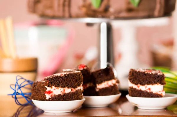 Вкусные кусочки шоколадного торта со сливками, сидя на небольших тарелках, концепция выпечки — стоковое фото