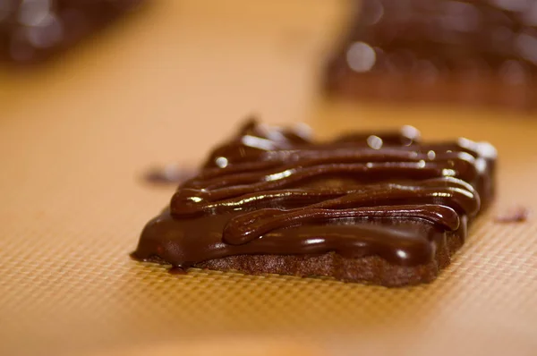 Primo piano di un delizioso biscotti al cioccolato fresco sulla scrivania di legno — Foto Stock