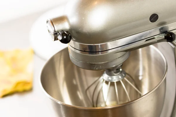 Zbliżenie chleba mikser w piekarni, mieszania ciasta dla bagietki w piekarni maszyny do mieszania ciasta — Zdjęcie stockowe