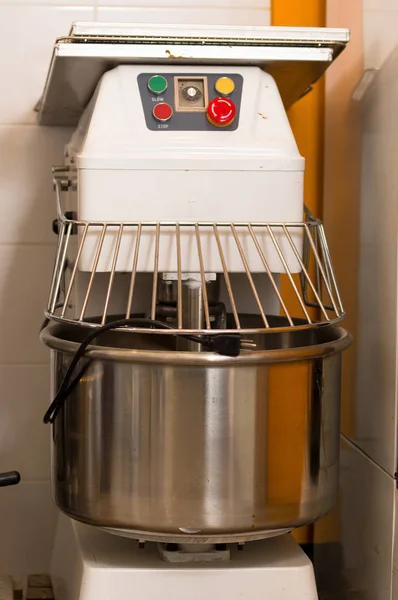 Misturador de Pão Na padaria, misturando massa para baguetes em uma máquina de padaria para misturar massa — Fotografia de Stock