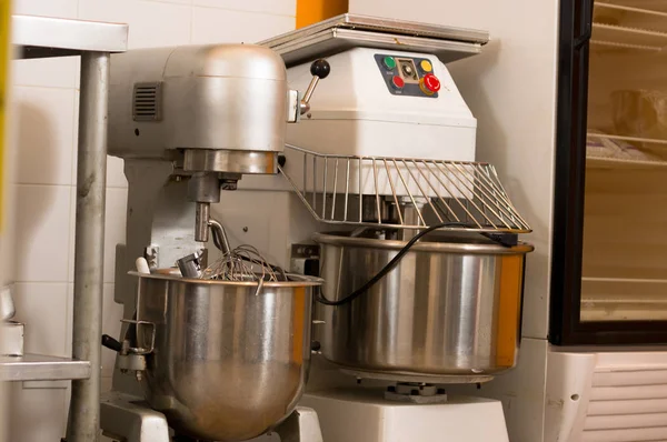 Dos mezcladores de pan completos en panadería, mezclando masa para baguettes en una máquina de panadería para mezclar masa — Foto de Stock