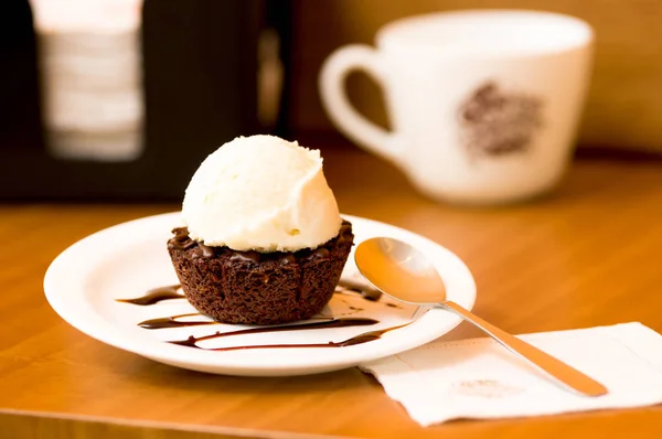 皿にチョコレート ソースとブラウニーの上においしいアイスクリーム — ストック写真