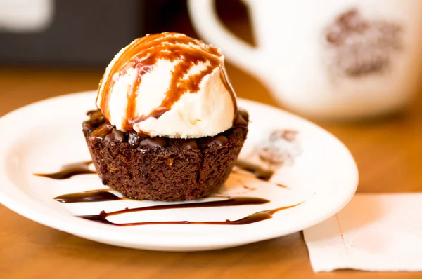 Läckra glass ovanpå en brownie med en chokladsås i plattan — Stockfoto