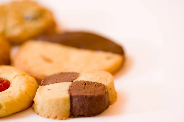 Närbild av färskt bakade cookies på vit bakgrund — Stockfoto