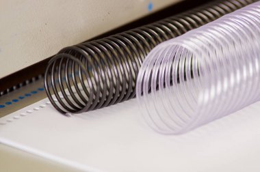 İki yararlı plastik bağlayıcı tarak bağlayıcı bir makine üzerinde siyah ve beyaz