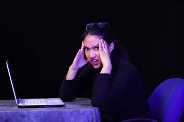 Güzel kız koyu arka plan onu laptop önünde stresli var