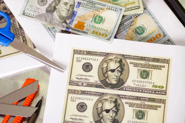 Dollars américains billets d'argent répartis avec des ciseaux ablue fermez-les — Photo