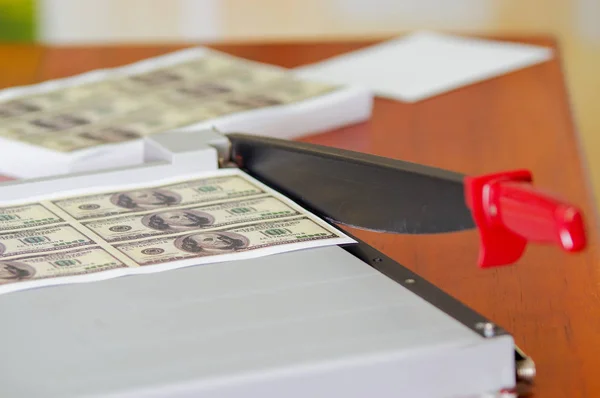 Noi banconote americane in dollari stampate in un foglio di carta in un tagliacarte. Lavori di fabbricazione — Foto Stock