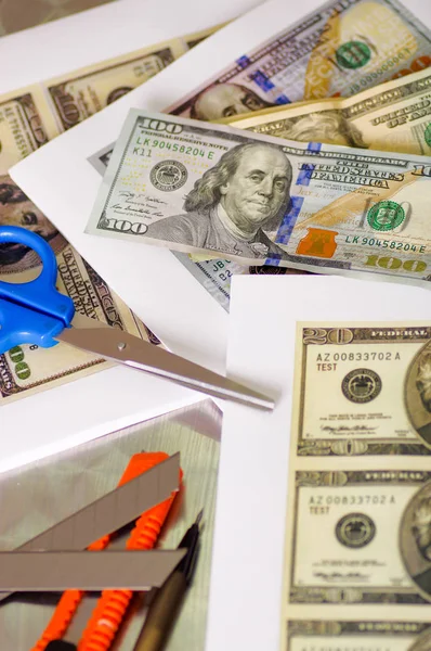 USA Amerikaanse geld dollarbiljetten verspreid met een ablue schaar sluiten hen — Stockfoto