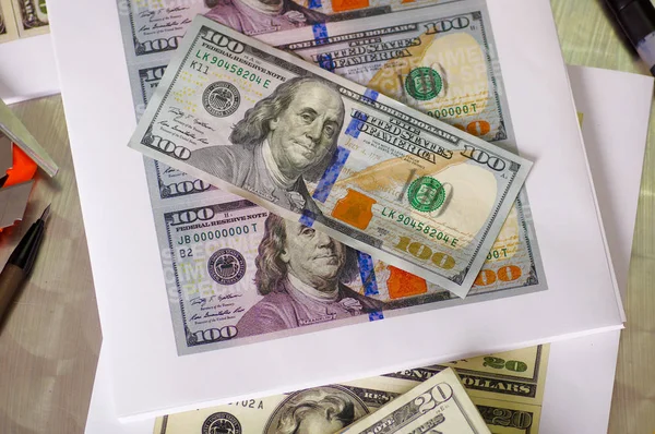 Billetes de dinero en dólares estadounidenses impresos repartidos por todo — Foto de Stock