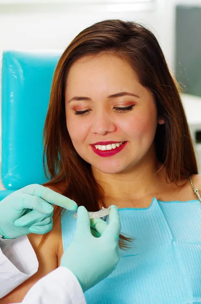 Mulher bonita paciente ter tratamento dentário no consultório odontológico. Mulher visitando seu dentista — Fotografia de Stock
