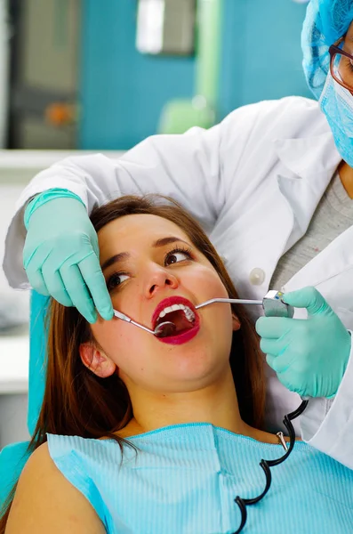 Vacker kvinna patient som har tandvård tandläkare kontor. Kvinna som besöker sin tandläkare — Stockfoto