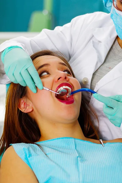 Belle patiente ayant un traitement dentaire au cabinet des dentistes. Femme rendant visite à son dentiste — Photo