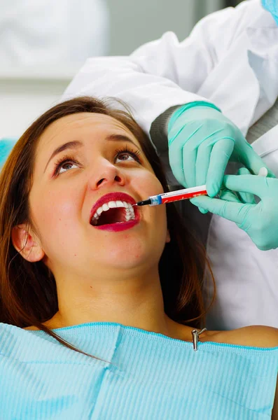 Hermosa paciente que recibe tratamiento dental en el consultorio de dentistas, recibiendo una inyección de anestesia —  Fotos de Stock