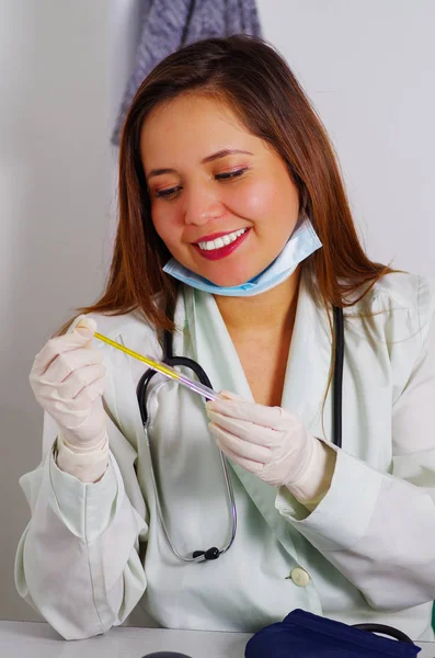 Mulher bonita paciente ter tratamento dentário no consultório odontológico. Mulher visitando seu dentista — Fotografia de Stock