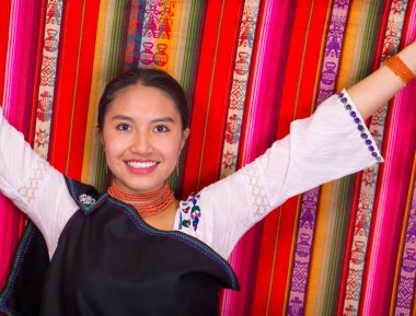 Güzel İspanyol model giyen and geleneksel giyim gülümseyen ve kamera, renkli kumaşlar arka plan için poz