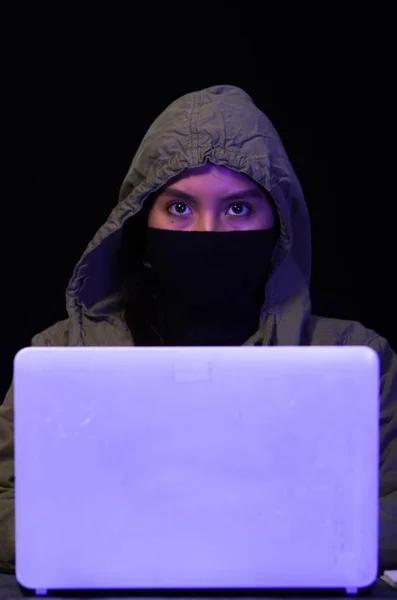 Ritratto di hacker con laptop su sfondo scuro — Foto Stock
