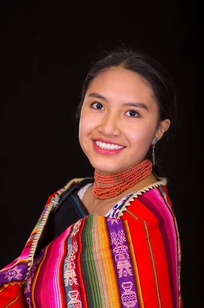 Primer plano de una hermosa modelo hispana vestida con ropa tradicional andina sonriendo y posando para la cámara, fondo negro — Foto de Stock