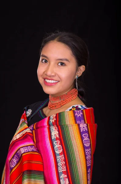 Close-up van een mooie Spaanse model dragen van de traditionele kleding van de Andes glimlachend en poseren voor de camera, zwarte achtergrond — Stockfoto