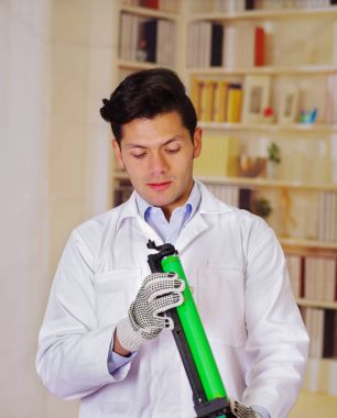 Yakın çekim, dijital fotokopi makinesini tamir eden genç erkek teknisyen.