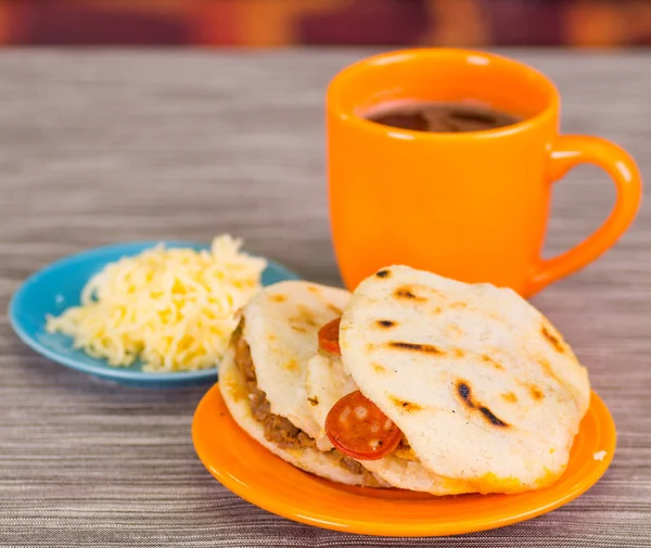 Arepas deliciosas tradicionales, aguacate de pollo rallado y queso cheddar y carne rallada —  Fotos de Stock