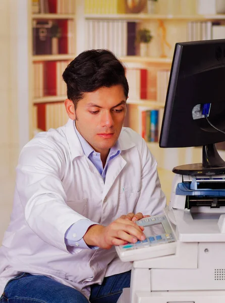 Nahaufnahme erschossen junge männliche Techniker Test digitaler Kopierer Maschine nach wurde repariert — Stockfoto