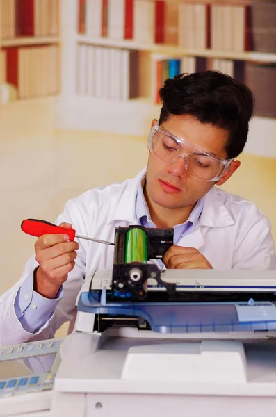 Detailní záběr mladý muž technik opravy digitální kopírka stroj — Stock fotografie