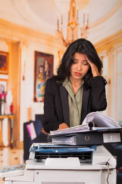 Unga stressande affärskvinna med kopieringsmaskin på kontoret — Stockfoto