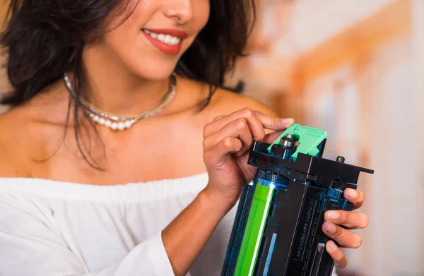 Zbliżenie piękna kobieta, ustalające kserokopiarkę i uśmiechając się podczas konserwacji naprawy przy użyciu narzędzia ręczne — Zdjęcie stockowe