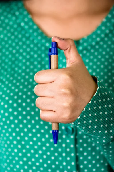 Detail samice ruky držící pero. šmelení koncept — Stock fotografie