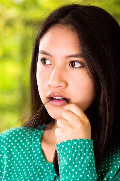 Closeup portret onzeker aarzelend nerveus jongedame haar bitting — Stockfoto