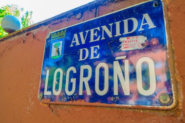 Madrid, İspanya - 8 Ağustos, 2015: yer işaretleri, Logroño avenue İspanya