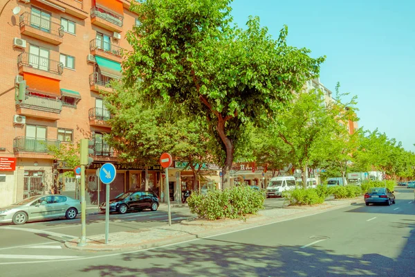 MADRID, ESPAÑA - 8 AGOSTO, 2015: Vista de la calle en la hermosa Madrid, España con un par de letreros rodeando algunos árboles —  Fotos de Stock