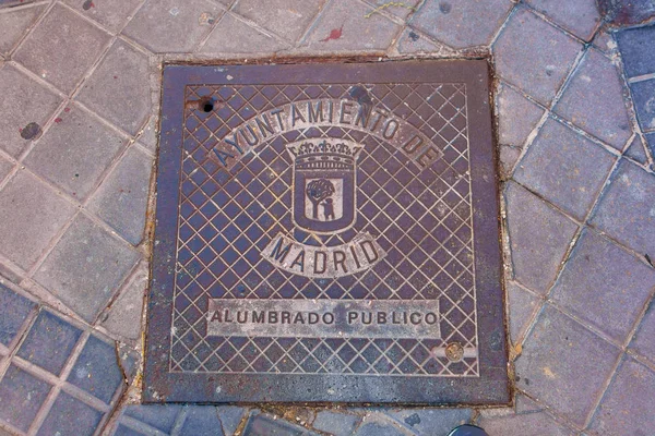 MADRID, ESPANHA - 8 AGOSTO, 2015: Capa de drenagem em uma rua de Madrid Espanha — Fotografia de Stock