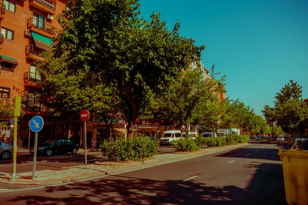 MADRID, ESPAÑA - 8 AGOSTO, 2015: Vista de la calle en la hermosa Madrid, España. Madrid es la capital y la ciudad más grande de España —  Fotos de Stock