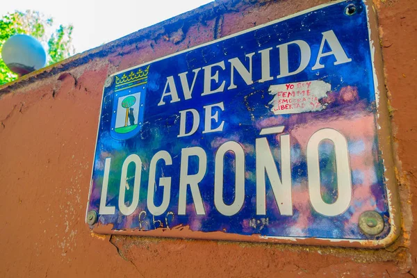 MADRID, ESPAÑA - 8 AGOSTO, 2015: Signos de ubicación, avenida Logrono en España — Foto de Stock